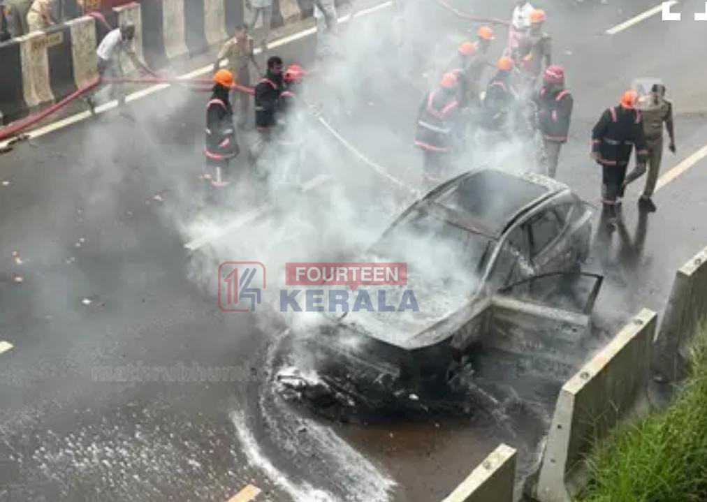 കോഴിക്കോട് ഓടിക്കൊണ്ടിരുന്ന കാറിന് തീപിടിച്ചു, കാറിലുണ്ടായിരുന്നത് നാലംഗ കുടുംബം, പരിക്കില്ല 1