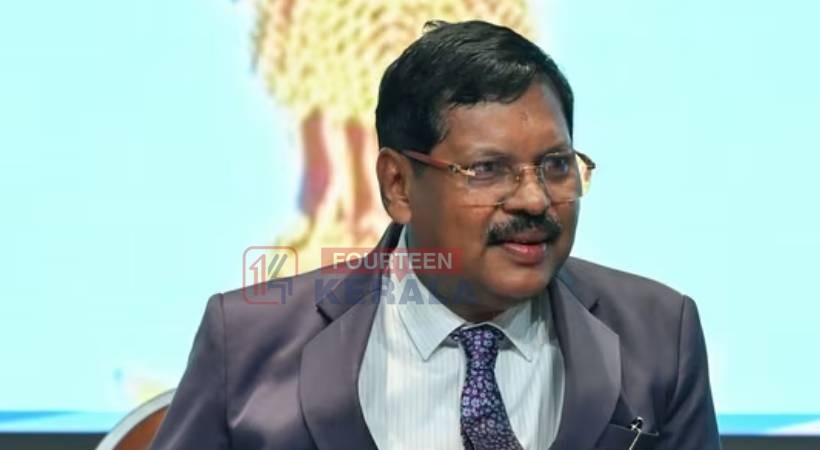 കേസ് എടുക്കേണ്ടെന്ന് ചീഫ് ജസ്റ്റീസിന്റെ നിർദേശം; ഷൂ എറിയാൻ ശ്രമിച്ച അഭിഭാഷകനെ വിട്ടയച്ച് പൊലീസ് 1