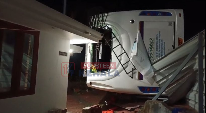 കല്ലമ്പലത്ത് വിദ്യാര്ഥികള് സഞ്ചരിച്ച ടൂറിസ്റ്റ് ബസ് മറിഞ്ഞു; അഞ്ച് പേരുടെ നില ഗുരുതരം; ഡ്രൈവര് ഉറങ്ങിപ്പോയതെന്ന് സംശയം 1