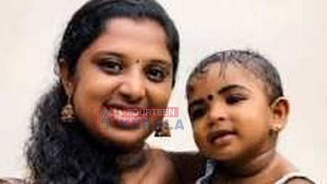 സ്വകാര്യ ബസും കാറും കൂട്ടിയിടിച്ച് അപകടം; അമ്മയക്ക് പിന്നാലെ മകളും മരിച്ചു, ഒമ്പതോളം പേർ ചികിത്സയിൽ 1
