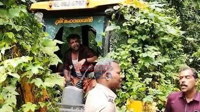 എന്റെ വിയർപ്പാണ് ഈ കാടുകയറി നശിക്കുന്നത്';അഞ്ച് വർഷമായിട്ടും വനംവകുപ്പ് ജെസിബി വിട്ടുനൽകിയില്ല; ഇടുക്കിയിൽ ആദിവാസി യുവാവിന്റെ ആത്മഹത്യാ ഭീഷണി 1