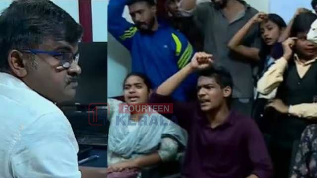 വിദ്യാർത്ഥികളുടെ കൺസെഷൻ നിരക്ക് 3 രൂപയാക്കി കൂട്ടി സ്വകാര്യ ബസുകൾ, കൽപ്പറ്റയിൽ ആർടിഒ ഓഫീസിന് മുന്നിൽ എസ്എഫ്ഐ ഉപരോധം 1