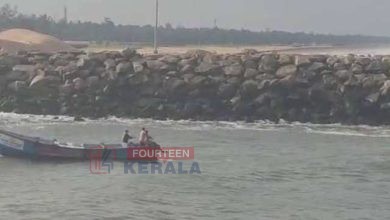 മുതലപ്പൊഴിയിൽ വീണ്ടും അപകടം; കടൽക്ഷോഭത്തിൽ മത്സ്യബന്ധന വള്ളം മറിഞ്ഞു, തൊഴിലാളികൾ അത്ഭുതകരമായി രക്ഷപ്പെട്ടു 3