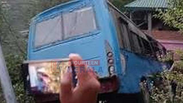 ഷിംലയിൽ ബസ് താഴ്ചയിലേക്ക് മറിഞ്ഞ് കണ്ടക്ടർ ഉൾപ്പെടെ രണ്ടുപേർ മരിച്ചു; 22 പേർക്ക് പരിക്ക് 1