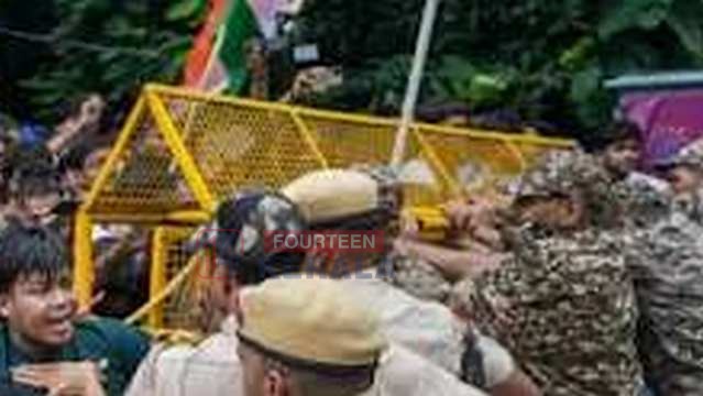 തലസ്ഥാനം സംഘര്ഷഭരിതം; സിജെപി സമരപ്പന്തല് പൊളിച്ച് നീക്കി പൊലീസ്, പ്രതിഷേധക്കാരെ പൂർണമായും ഒഴിപ്പിച്ചു 1