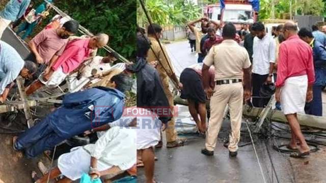 കോഴിക്കോട് പേരാമ്പ്രയിൽ കാർ ഇലക്ട്രിക് പോസ്റ്റിലിടിച്ച് അപകടം; ലൈൻ പോസ്റ്റ് മുറിഞ്ഞുവീണത് സ്കൂട്ടറിന് മേൽ, യാത്രികർ അത്ഭുതകരമായി രക്ഷപ്പെട്ടു 1