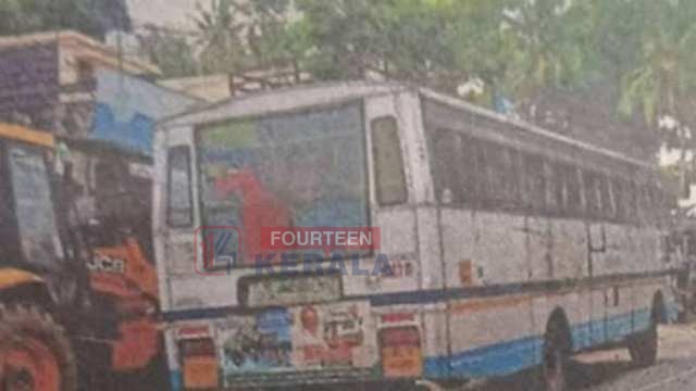 ഹാൻഡ് ബാഗിൽ സൂക്ഷിച്ച 10 ലക്ഷത്തിന്റെ സ്വർണാഭരണം കാണാതായി; കെ.എസ്.ആർ.ടി.സി ബസ് തടഞ്ഞ് യാത്രക്കാരി 1