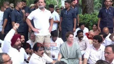 സിജെപി സമരം കനക്കുന്നു; സമരക്കാർക്കൊപ്പം തറയിലിരുന്ന് മുദ്രാവാക്യം വിളിച്ച് രാഹുലും പ്രിയങ്കയും, കൈകൾ കെട്ടി പ്രതിഷേധം തുടരുന്നു 3