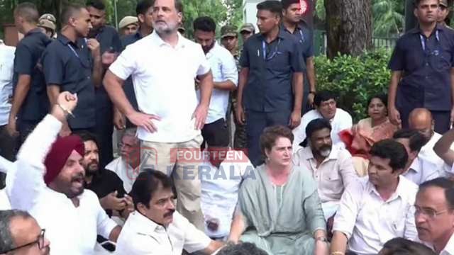 സിജെപി സമരം കനക്കുന്നു; സമരക്കാർക്കൊപ്പം തറയിലിരുന്ന് മുദ്രാവാക്യം വിളിച്ച് രാഹുലും പ്രിയങ്കയും, കൈകൾ കെട്ടി പ്രതിഷേധം തുടരുന്നു 1