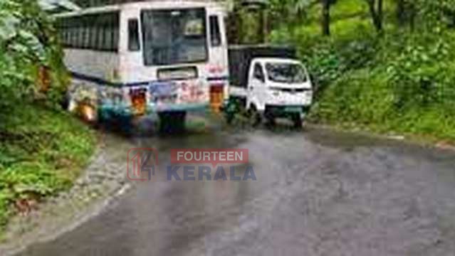 കുറ്റ്യാടി ചുരത്തിൽ വീണ്ടും കുടുങ്ങി പ്രിയദർശിനി ബസ്; എഞ്ചിൻ തകരാറിന് പിന്നാലെ നിന്നത് മാനന്തവാടിയിലേക്ക് പുറപ്പെട്ട ബസ് 1