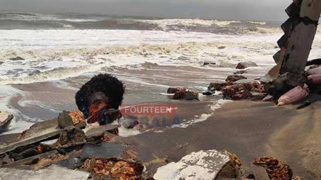 കടലെടുത്ത് പൊന്നാനി തീരം; പൊന്നാനിയിൽ ശക്തമായ കടലാക്രമണത്തിൽ മൂന്ന് വീടുകൾ തകർന്നു 1