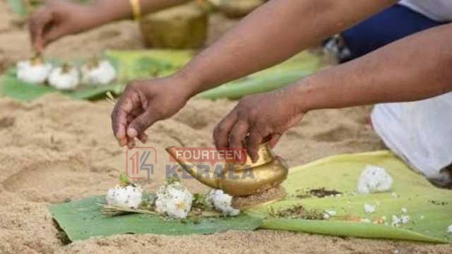 പിതൃസ്മരണയില്…; ഇന്ന് കര്ക്കടകവാവ്; ആലുവ മണപ്പുറത്ത് ബലി തര്പ്പണ ചടങ്ങുകള് തുടങ്ങി 1