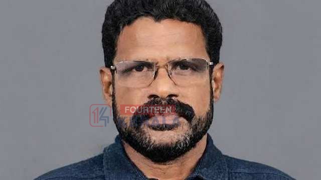 മഴ പെയ്തപ്പോൾ ചാക്കുകൾ നനയാതിരിക്കാൻ ടാർപ്പായ വലിച്ചിട്ടു; ചാലക്കുടിയിൽ റെയിൽവേ വൈദ്യുതി ലൈനിൽ നിന്ന് ഷോക്കേറ്റ് ലോറി ഡ്രൈവർ മരിച്ചു 1