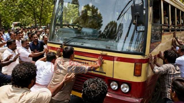 വരുമാന നഷ്ടമെന്ന് പരാതി; തണ്ണിത്തോട്ടിൽ പുതിയ കെഎസ്ആർടിസി പ്രിയദർശിനി ബസുകൾ തടഞ്ഞ് സ്വകാര്യ ബസ് ജീവനക്കാർ 1