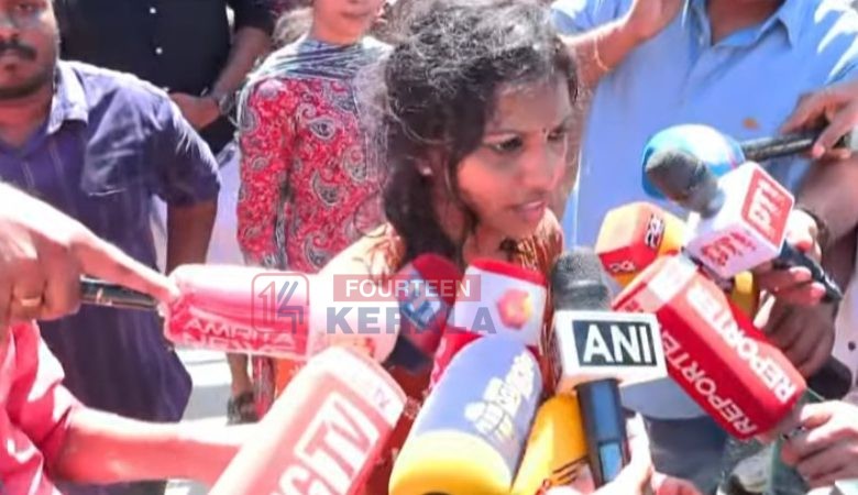 കേരള സര്വകലാശാല പരിപാടിയിലെ വന്ദേമാതരം; എസ്എഫ്ഐ മാര്ച്ചില് സംഘര്ഷം; വനിത പ്രവര്ത്തകര്ക്ക് ഉള്പ്പെടെ പരുക്ക് 1