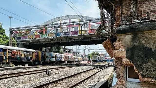 എത്ര വീണാലും പഠിക്കില്ല ; നാലാം പ്ലാറ്റ്ഫോമിൽ അപകടഭീഷണിയായി 60 വർഷത്തിലേറെ പഴക്കമുള്ള കെട്ടിടം 1