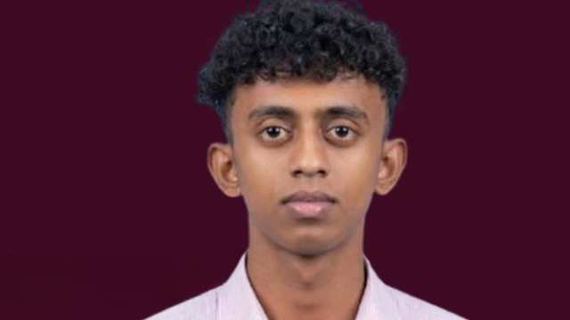 പന്തുതട്ടാൻ ടർഫിലെത്തി; മടങ്ങിയത് ചേതനയറ്റ്... കൂട്ടുകാര്ക്കൊപ്പം കളിക്കുന്നതിനിടെ പ്ലസ് വൺ വിദ്യാർഥി കുഴഞ്ഞുവീണ് മരിച്ചു 1