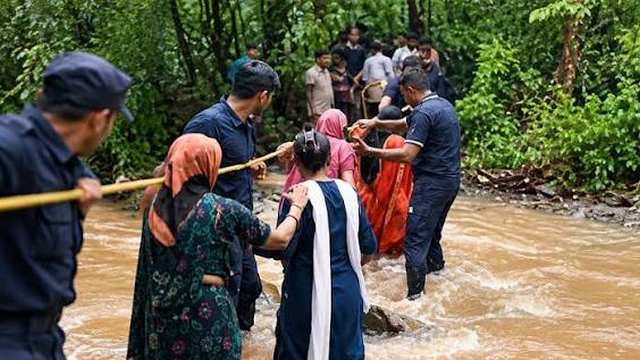 ഗുജറാത്തിൽ കനത്ത മഴ; ക്ഷേത്ര ദർശനത്തിന് പോയ ഭക്തർ അരുവിയിൽ കുടുങ്ങി; 35 പേരെ രക്ഷപ്പെടുത്തി, കാണാതായ അഞ്ച് പേർക്കായുള്ള തെരച്ചിൽ തുടരുന്നു 1