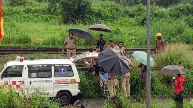 കണ്ണൂരിൽ നിന്ന് കൊല്ലത്തേക്ക് ട്രെയിനിന്റെ വാതിൽപ്പടിയിലിരുന്ന് യാത്ര ചെയ്യുന്നതിനിടെ ട്രാക്കിലേക്ക് വീണു; 18-കാരന് ദാരുണാന്ത്യം 1