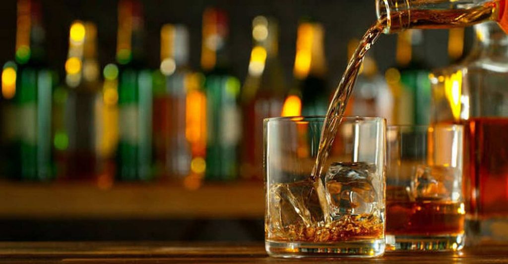 മദ്യം വേണം: ആദ്യം വിദ്യാർഥികൾ യൂണിഫോമിൽ എത്തി, പിന്നീട് യൂണിഫോം മാറ്റി എത്തി, ശേഷം ആളെ വിട്ടു; നൽകാത്തതിന് ബവ്റിജസില് തർക്കം 1