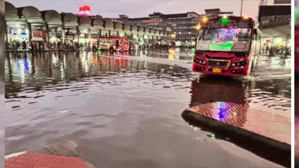 കനത്ത മഴ: വെള്ളക്കെട്ടിലും മാലിന്യത്തിലും മുങ്ങി നഗരം 1
