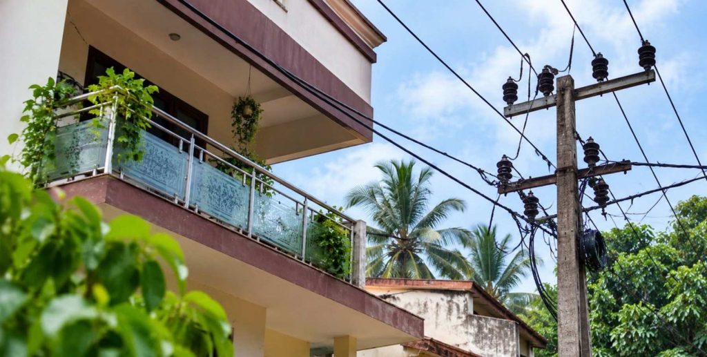 മരണകെണിയായി ലൈൻ...! ബാൽക്കണിയിൽ നിന്ന് മുറുക്കി തുപ്പുന്നതിനിടെ ഹൈടെൻഷൻ ലൈനിൽ നിന്ന് ഷോക്കേറ്റു; 65-കാരന് ദാരുണാന്ത്യം 1