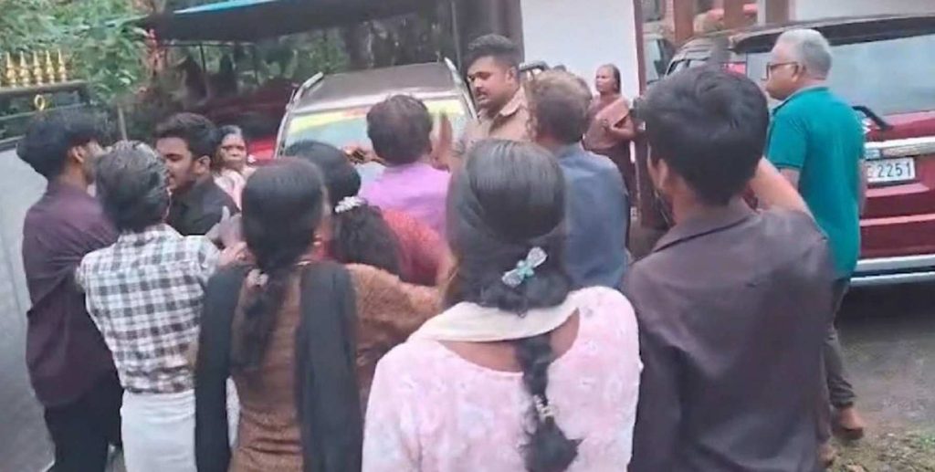 മരണവീട്ടിൽ കണ്ണീരല്ല പകരം കയ്യാങ്കളി; പണവും മൊബൈലും മോഷ്ടിച്ചെന്ന് ആരോപണം, നിരവധി പേർക്ക് പരിക്ക് 1