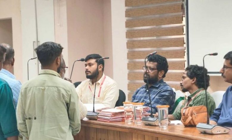 പട്ടികജാതി-പട്ടികവർഗ കമ്മീഷൻ സിറ്റിങ്: 10 കേസുകളിൽ എട്ടെണ്ണം തീർപ്പാക്കി; രാമനാട്ടുകരയിൽ മഴക്കെടുതി പ്രദേശവും സന്ദർശിച്ചു 1