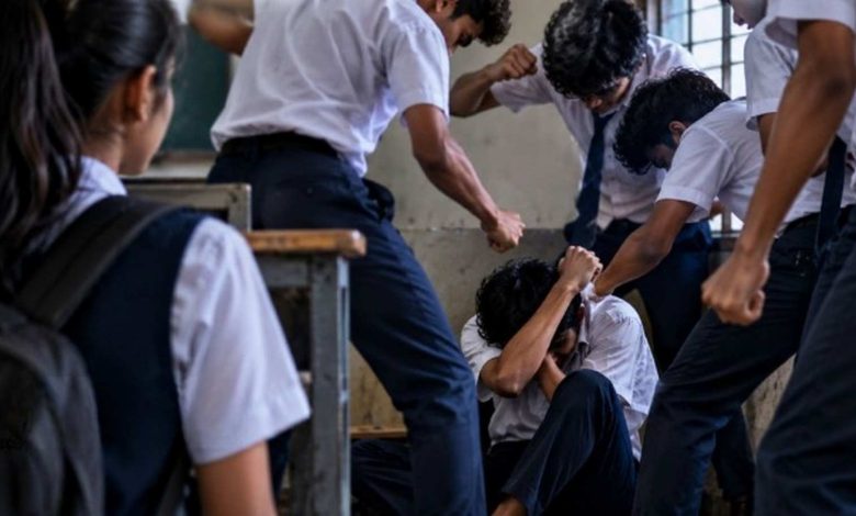'ആ പെൺകുട്ടിക്ക് എന്റെ മകനോട് ക്രഷ് ഉണ്ടായിരുന്നു'; പ്രണയാഭ്യർത്ഥന നിരസിച്ചതിന് സഹപാഠിയെ വിദ്യാർത്ഥിനി ക്വട്ടേഷൻ നൽകി മർദ്ദിച്ചെന്ന് പരാതി, ക്ലാസ് മുറിയിൽ പൂട്ടിയിട്ട് 15ലധികം പേരുടെ ആക്രമണം 1