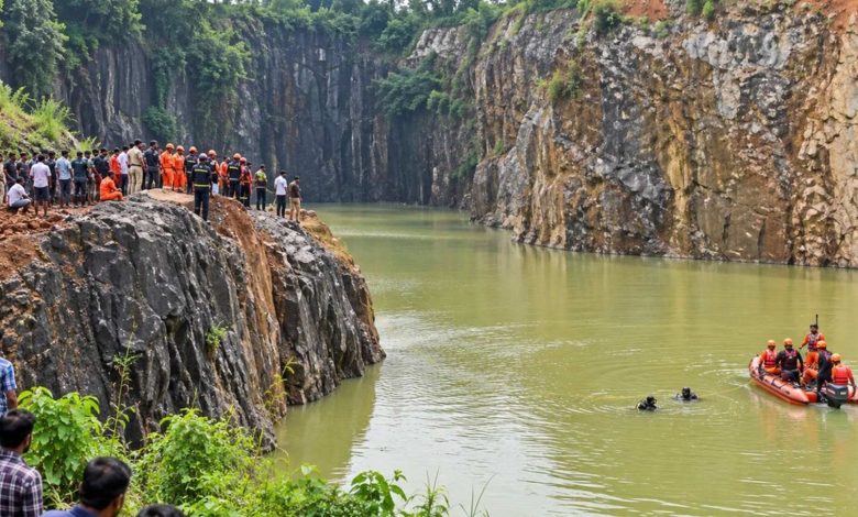 മണൽ ഇറക്കാനെത്തിയ ലോറി ക്വാറിയിലേക്ക് മറിഞ്ഞ് അപകടം; ലോറി പുറത്തെടുത്തെങ്കിലും ഡ്രൈവറെ കാണാതായിട്ട് മണിക്കൂറുകൾ, രക്ഷാദൗത്യം തുടരുന്നു 1
