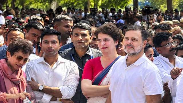 ഒറ്റക്കെട്ടായി പ്രതിപക്ഷം....: ഗ്യാനേഷ് കുമാർ രാജിവെക്കണം; ജന്തർ മന്ദറിൽ പ്രതിഷേധവുമായി ഇൻഡ്യ എംപിമാർ 1